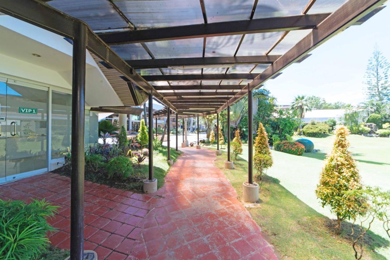 Reddoorz Premium @ The Ritz Garden Oases Hotel Davao City Екстериор снимка