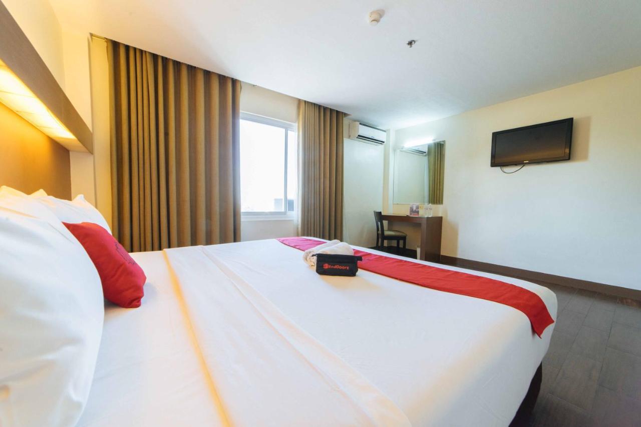 Reddoorz Premium @ The Ritz Garden Oases Hotel Davao City Екстериор снимка